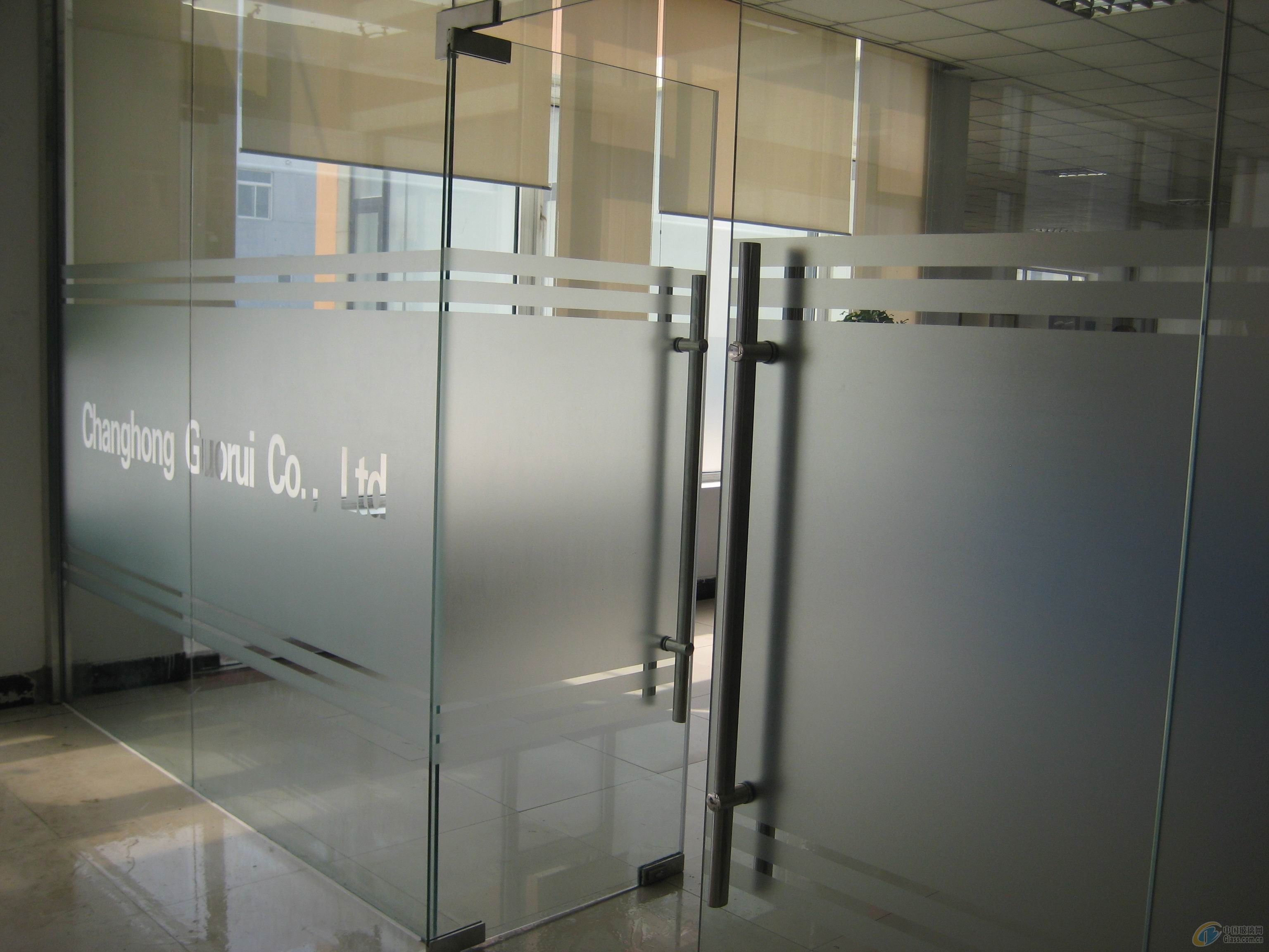 辦公室隔斷玻璃門開(kāi)關(guān)聲音很大很刺耳，如何解決