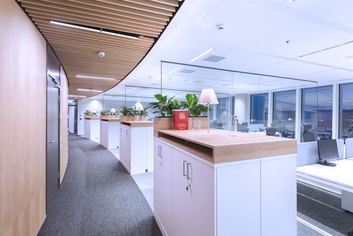 現(xiàn)代簡約辦公室動線過道設計