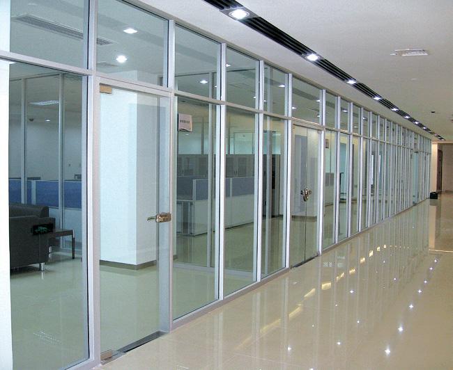 北京辦公室裝修中辦公室玻璃隔斷如何安裝的？