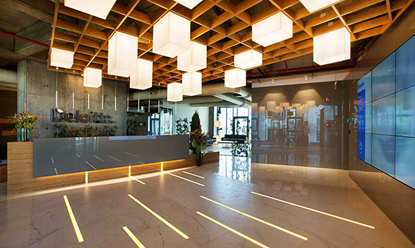 辦公室裝修設(shè)計中光源起著主導作用：